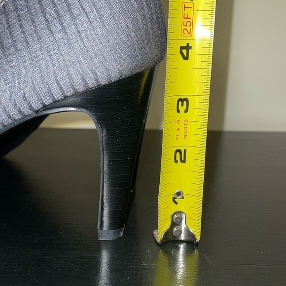 Ann Marino Size 9.5 Pumps.  Big bow.  Nice fabric color and pattern. Black/Gray - Picture 12 of 14